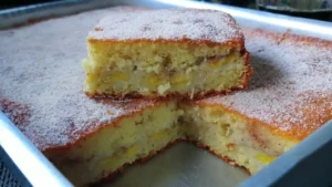 Bolo de Banana Recheado que Já Sai do Forno Pronto e Super Fofinho