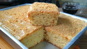 O bolo de paçoca é uma ótima opção para servir no café da tarde, em...