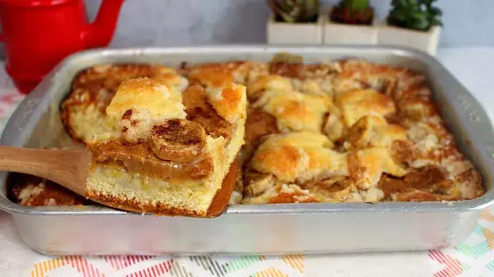 Cuca de Banana com Doce de Leite: Bolo Fofinho com Farofa Crocante e Muito Sabor