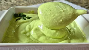 A maionese verde caseira é um molho caseiro muito usado para acompanhar hambúrgueres, sanduíches, saladas...