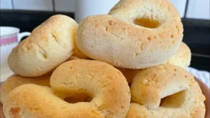 O biscoito de polvilho com queijo é uma receita prática que combina muito bem com...