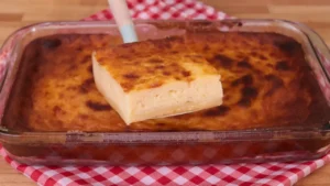 O bolo mole de leite na travessa é uma sobremesa simples de preparar, ótima para...