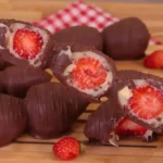 Espetinho de Bombom de Morango com Brigadeiro de Leite em Pó