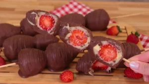 Espetinho de Bombom de Morango com Brigadeiro de Leite em Pó