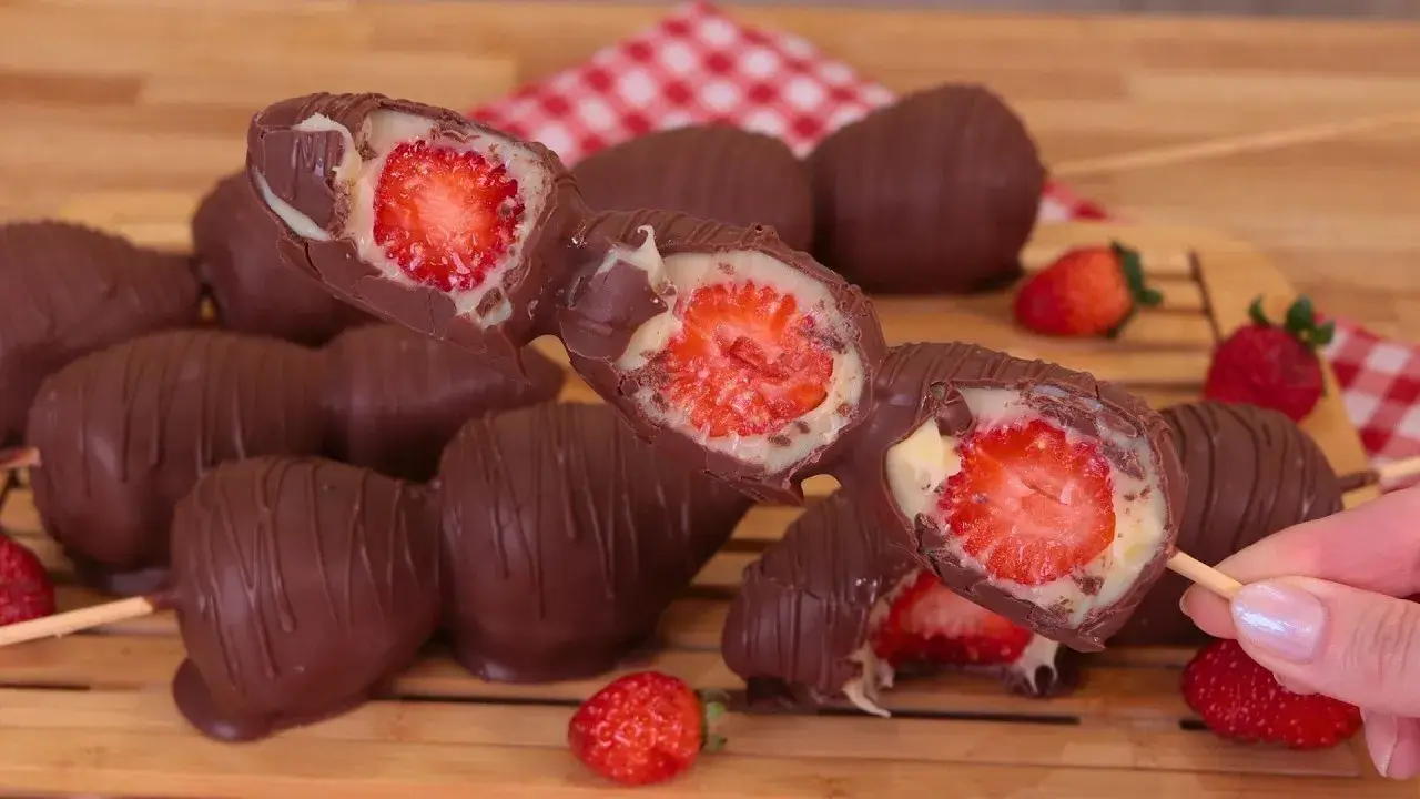 Espetinho de Bombom de Morango com Brigadeiro de Leite em Pó
