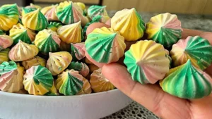 O suspiro caseiro é um doce clássico feito com claras e açúcar, perfeito para servir...